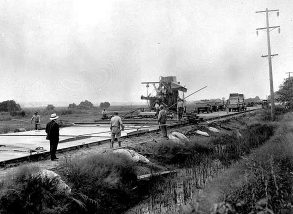 Laying concrete highway, 1923